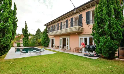Finíssima residência de luxo e de muito bom gosto! Estilo Vila Toscana com linda vista panorâmica!