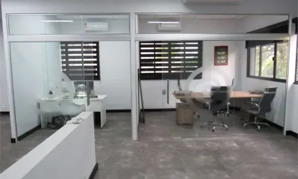 Imóvel com 3 níveis, 14 Sls, 11 Wcs, 4 Vgs e Salão  junto a praça frente Hipica zona SZU2