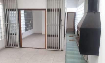 Casa residencial ou comercial reformada com 6 salas amplas + 2 vagas  !!!
