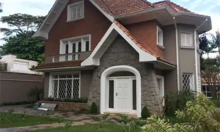 Casa maravilhosa, estilo normando, construção antiga, porém inteira reformada,
