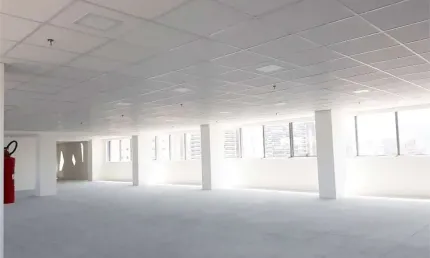 Conjunto comercial de 316 m² de área útil em vão livre na Chácara Santo Antônio.