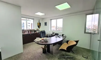 Sala comercial de 438,77m², 9 banheiros, 12 vagas, próxima ao metrô em Moema