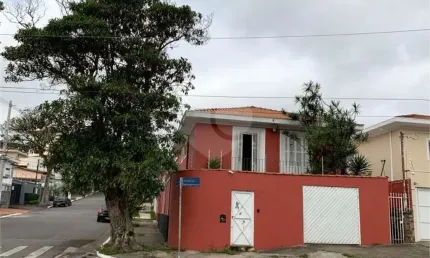 Excelente Imóvel de esquina, com 4 Dormitórios, 1 Suíte, Churrasqueira, Vaga para 3 carros.