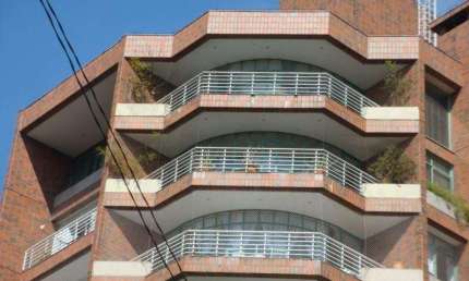O prédio possui apenas 8 andares, sendo um apartamento por andar