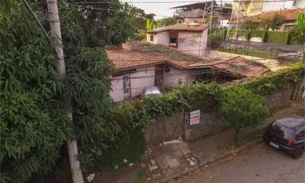 CASA VELHA COM ÓTIMO TERRENO COM 13 METROS DE FRENTE E DE ESQUINA PODE SER RESIDENCIAL OU COMERCIAL