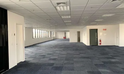 Andar corporativo com 4 salas comercias unificadas.