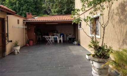 Casa de Vila na Freguesia do Ó - Casa de Vila no Largo da Matriz