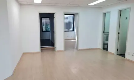 Sala ampla com 90 m² para locação em prédio de alto padrão nos Jardins.