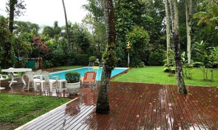 Linda casa com 4 suítes, 5 vagas, piscina ao lado da praia de Pernambuco!
