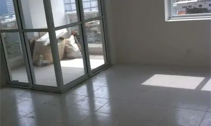 SALA COMERCIAL A UM PASSO DA FARIA LIMA EM PINHEIROS. 2 VAGAS DE GARAGEM. EDIFÍCIO NOVO.