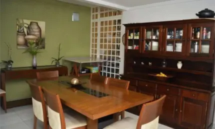 Sobrado com 200m2 sendo 03 suites, cozinha planejada, sala ampla, lavabo, edícula 02 vgs