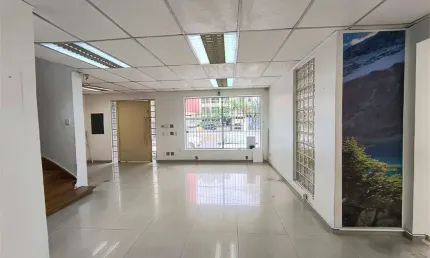 Sobrado de uso comercial para venda ou locação com 4 salas e 1 salão no Pacaembú