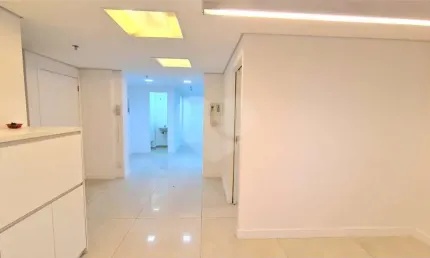 Sala dupla de 68m² no top towers com 3 banheiros, copa, 2 vagas, 3 sacadas e vista deslumbrante.