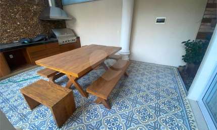 Casa em condominio com 289 m2, 3 suítes, piscina e 4 vagas, a venda em Moema