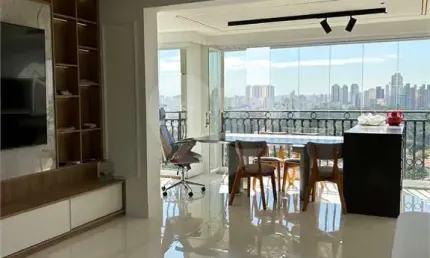 Apartamento com varanda gourmet, andar alto, reformado e mobiliado - 2 quartos sendo 1 suite