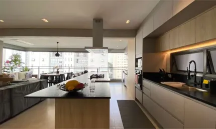 Apartamento com 158m², varanda gourmet em um dos melhores condomínios de Moema