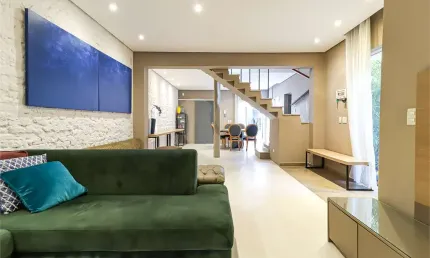 Sobrado à venda com 240m², 3 quartos, 1 suítes e 2 vagas