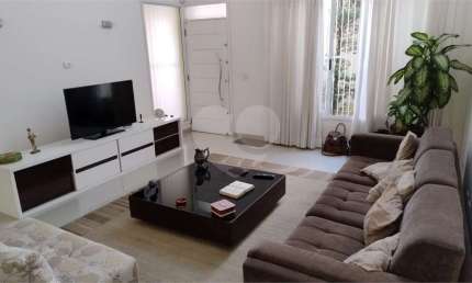 Linda Casa com 3 Dormitórios, 1 Suíte, Churrasqueira e Jardim, Vaga para 4 carros. Ótima localização