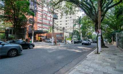 Apartamento à venda de 118 m² no Jardim Paulista de 3 quartos sendo 1 suíte e 1 vaga grande.