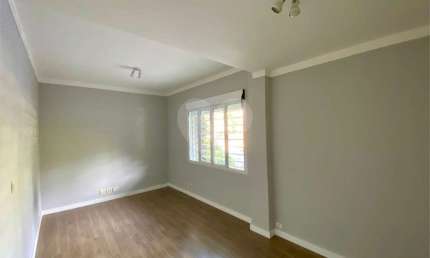 Apartamento no térreo com quintal no Jardim Europa.