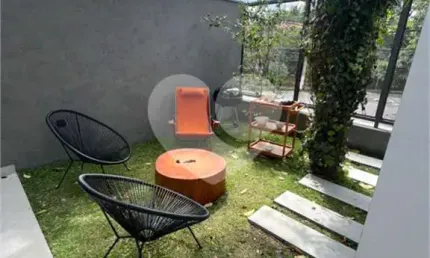 Casa de condomínio com finíssimo acabamento e bem localizado