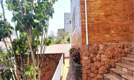 Sobrado à venda, em Perdizes. 3 dormitórios, 2 vagas, 450m² de terreno.