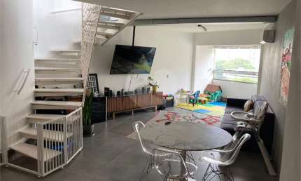 Cobertura à venda na Bela Aliança com 240m², 4 quartos sendo 1 site, 2 vagas, reformada!!!
