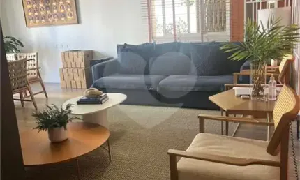 Apartamento à venda de 69 m² no Jardim América com 2 quartos sendo 1 suíte e 2 vagas de garagem.
