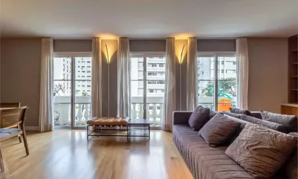 Apartamento com reforma impecável em rua tranquila no Itaim