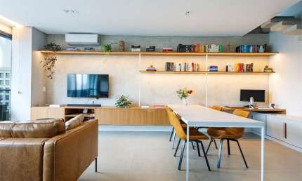 Duplex com sala e suíte com varandas, cozinha integrada, lavabo, 2 vagas e depósito na garagem