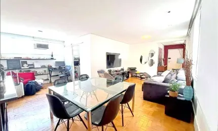 Apartamento reformado pertinho da Praça Buenos Aires.