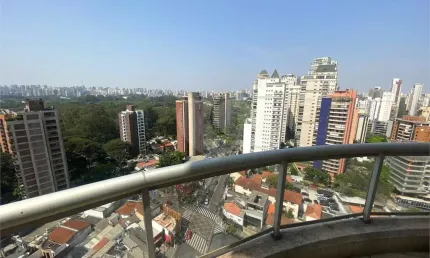 Apartamento mobiliado a venda na Vila Nova Conceição, com 2 suítes, 3 vagas, vista para o Ibirapuera