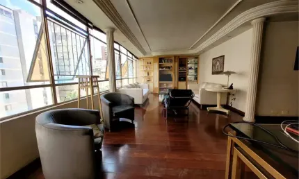 Apartamento conservado em rua tranquila no itaim bibi