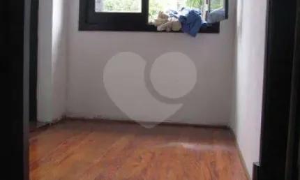 SOBRADO NÃO GEMINADO COM 03 DORMITORIOS 300MTS DO METRO SANTA CRUZ