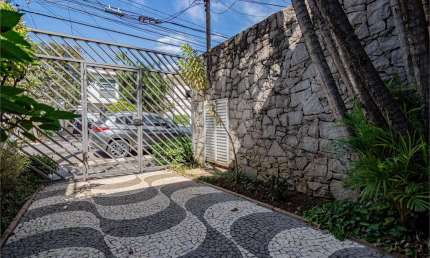 Excelente Casa no Planalto Paulista, assinado pelo arquiteto Mauricio Kogan. Com Piscina. Imperdível