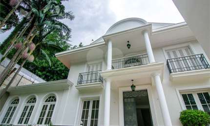 Residência no Jardim América, a 3 quadras do Club Paulistano, com 4 suítes e oito vagas, piscina