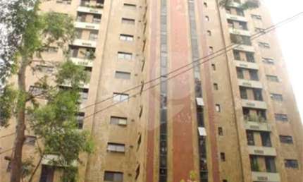 Excelente apartamento amplo, com 3 suítes, varanda, 5 dormitórios e 3 Vagas. Preço imperdível!