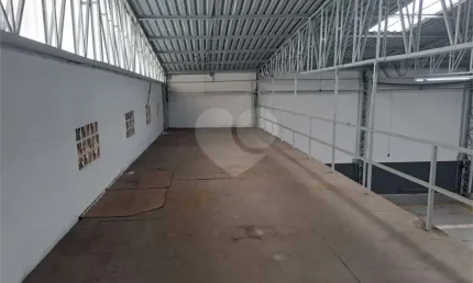 Galpão comercial com 1.000m2, próximo ao metrô São Judas