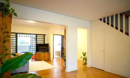 Sobrado com 4 quartos sendo 2 suítes, sala ampla com cozinha integrada, área de lazer e jardim