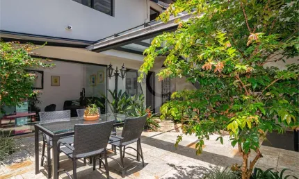 Casa reformada no campo belo; 339m2, 4 dorms, sendo 1 suíte; espaço gourmet, escritório, 3 vagas