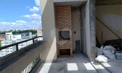 Cobertura duplex  em moema, 3 quartos sendo 3 suítes, 3 vagas, 3 salas.,  precisa de reforma total.