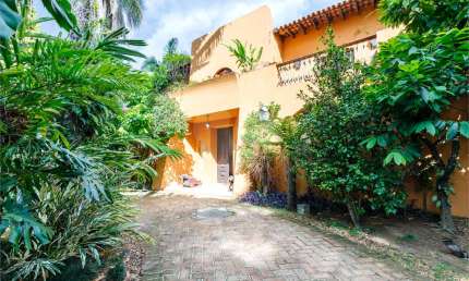 Sobrado no Jardim América, 5 suítes, Varanda, mezanino, 6 vagas, Piscina, Adega, com 1.116 m2 área.