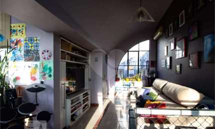 viva no coração de Perdizes, neste charmosíssimo triplex