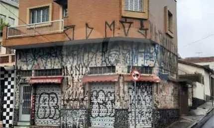 CASA ASSOBRADADA COM LOJAS DE ESQUINA - COMERCIAL E RESIDENCIAL