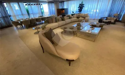 Apartamento garden com 380 m2, 4 suítes e 4 vagas a venda em Moema