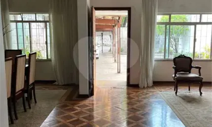 Sobrado de 400m2 de área útil, 6 dormitórios, living 4 ambientes, quintal, 6 vagas, no Planalto.