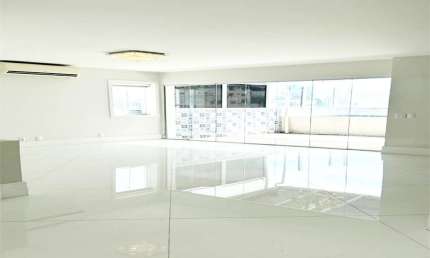 Excelente Cobertura Duplex totalmente reformada na Vila Nova Conceição Locação e Venda.
