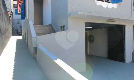 Casa de 266m² com muitos quartos, edícula e garagem pra 4 carros
