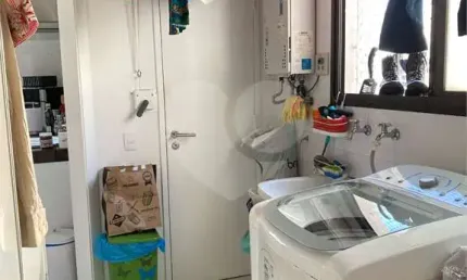 Imperdível, andar alto, face norte, elevador privativo e totalmente reformado.