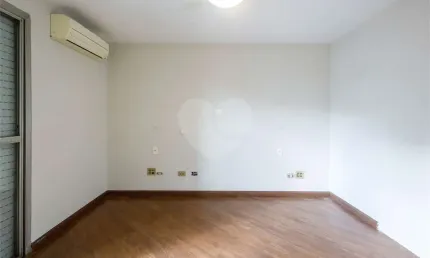 OPORTUNIDADE ÚNICA NO ITAIM BIBI - APARTAMENTO ESPAÇOSO COM 4 DORMITÓRIOS, SENDO 1 SUÍTE!